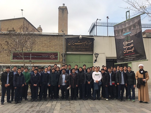 در سومین روز از ایام الله دهه مبارک فجر ، دانش آموزان دبیرستان ماندگار البرز از موزه عبرت بازدید کردند.