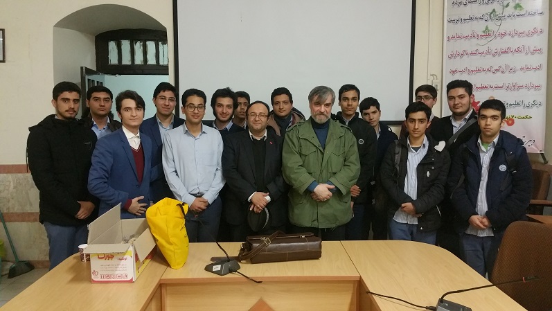 نشست تخصصی " بازتاب فرهنگ ایران در سفر نامه های دوران صفویه " در دبیرستان ماندگار البرز برگزار شد.