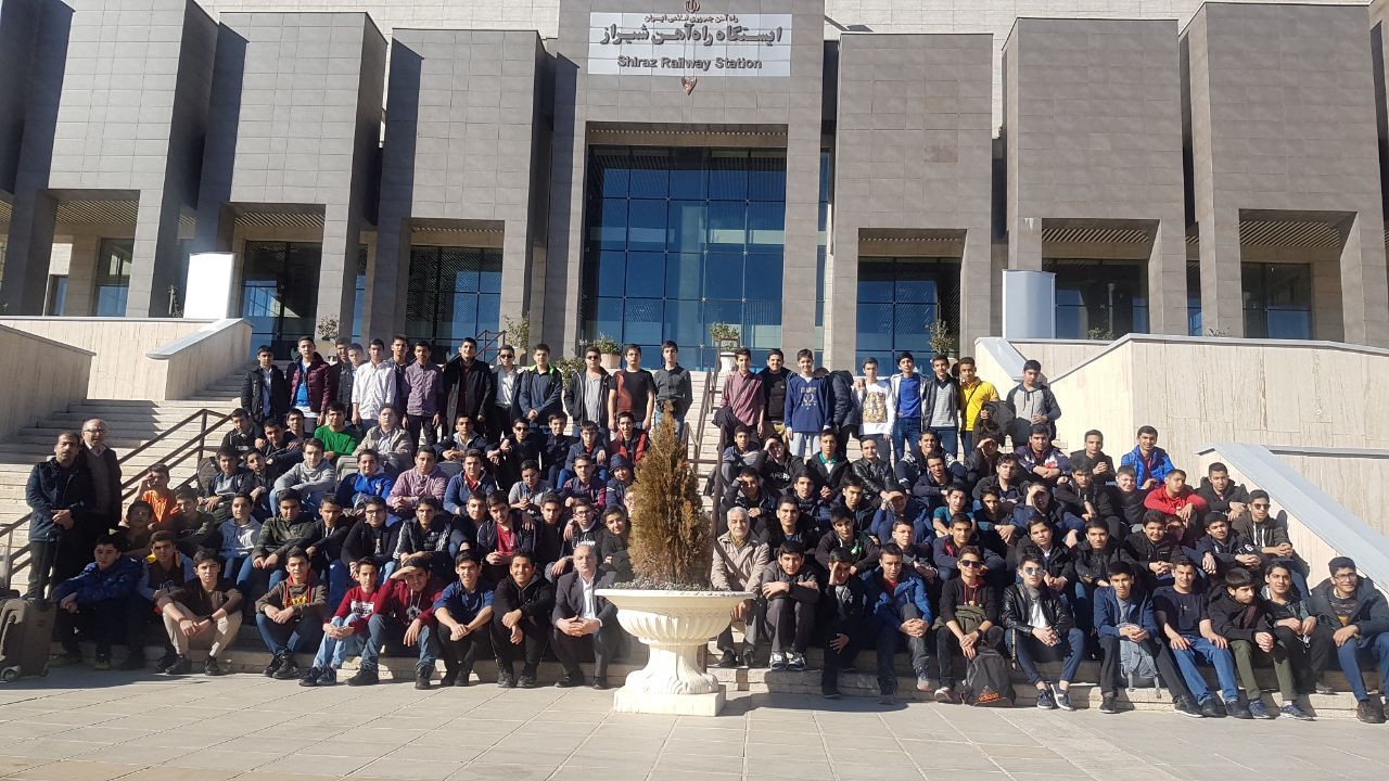 دانش آموزان پایه نهم دبیرستان ماندگار البرز (دوره اول) روز یکشنبه 14 بهمن عازم شیراز شدند.