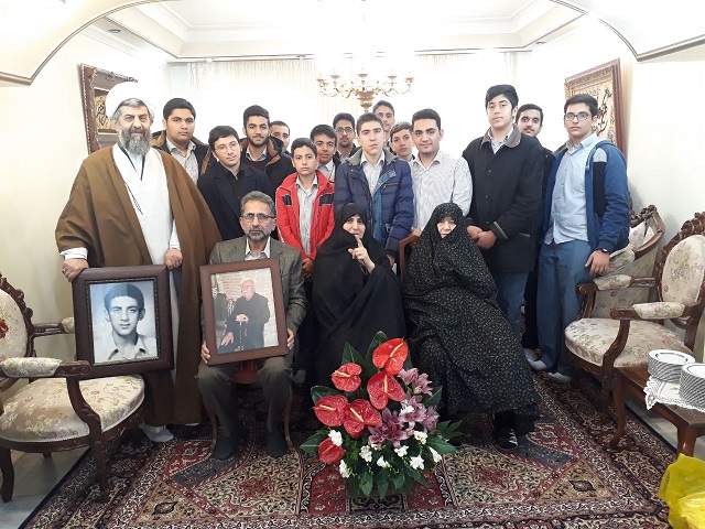 دیدار دانش آموزان و مسئولان دبیرستان ماندگار البرز با خانواده معظم شهید مرتضی عسگر