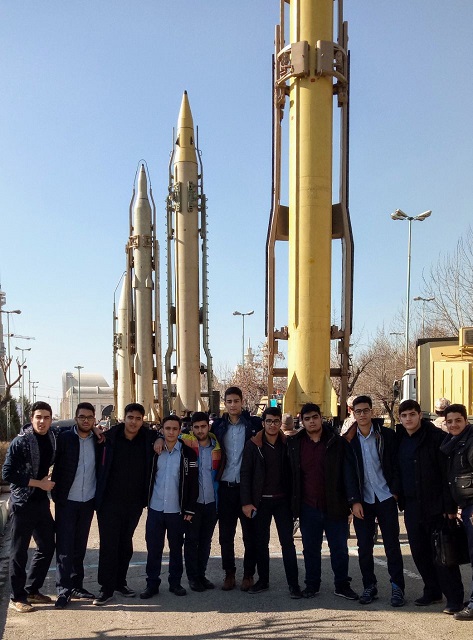 دانش آموزان دبیرستان ماندگار البرز از باغ موزه دفاع مقدس بازدید کردند.